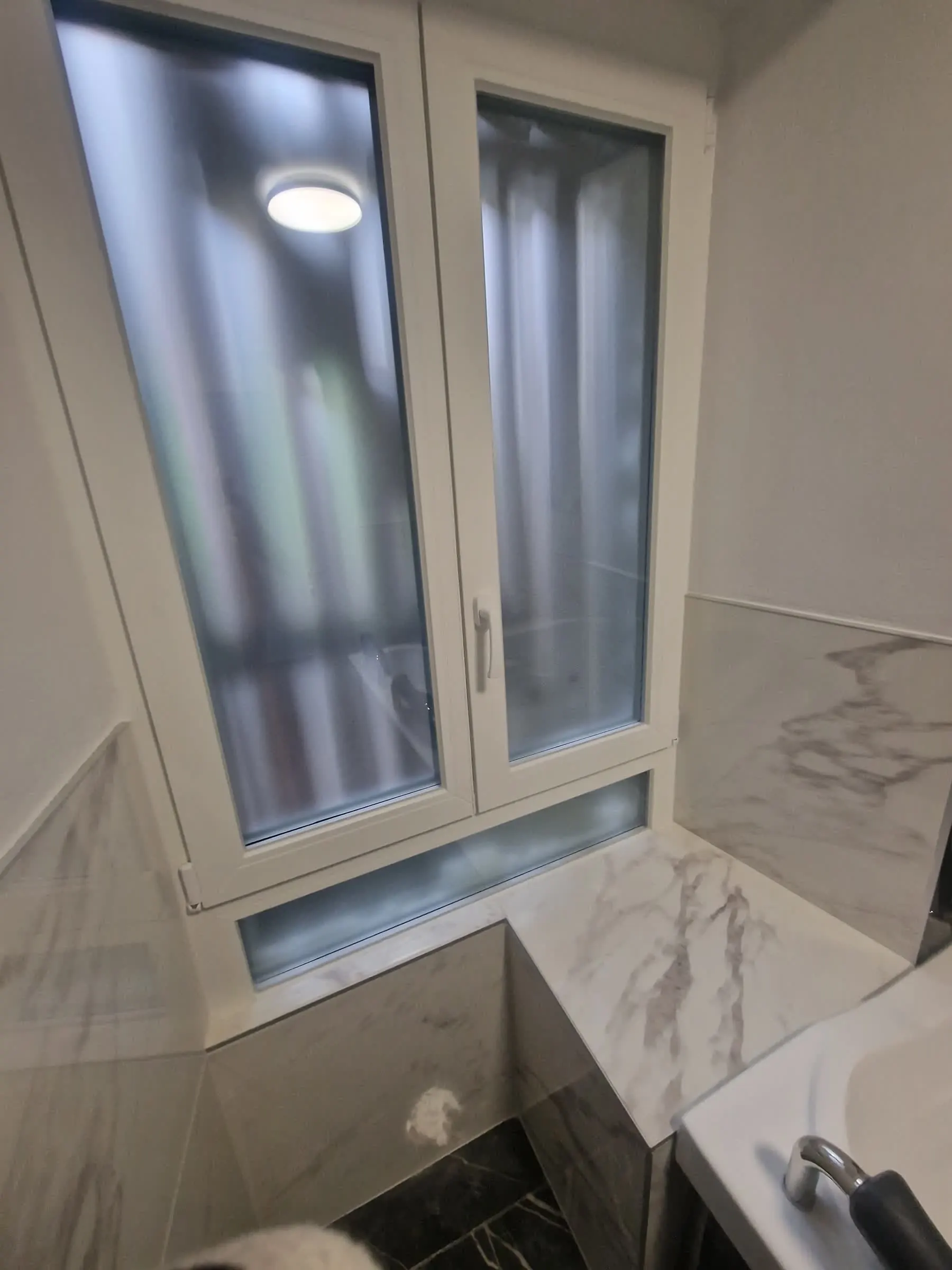 Fenêtre de salle de bain avec vitrage dépoli