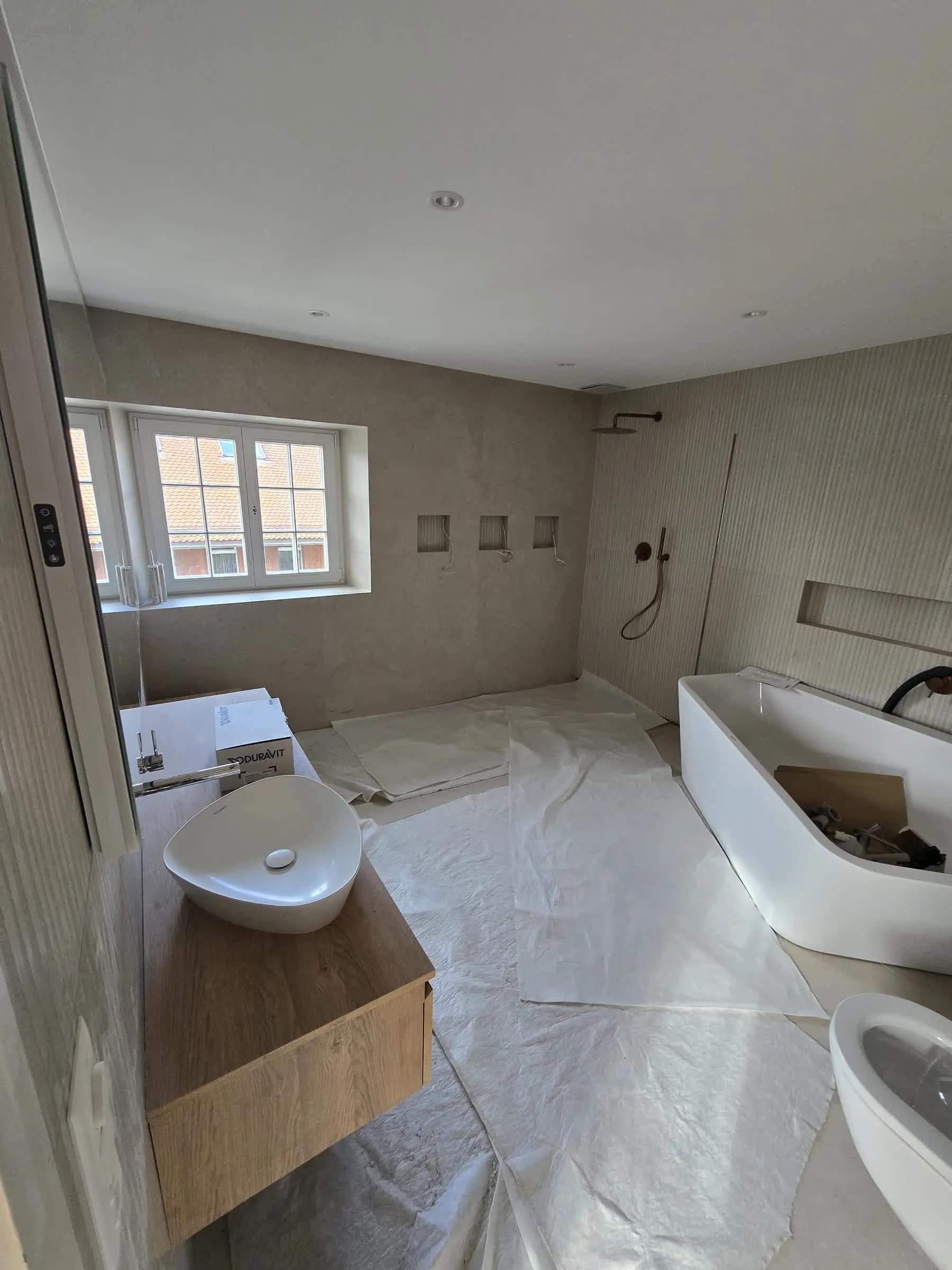 Salle de bain rénovée avec fenêtre blanche