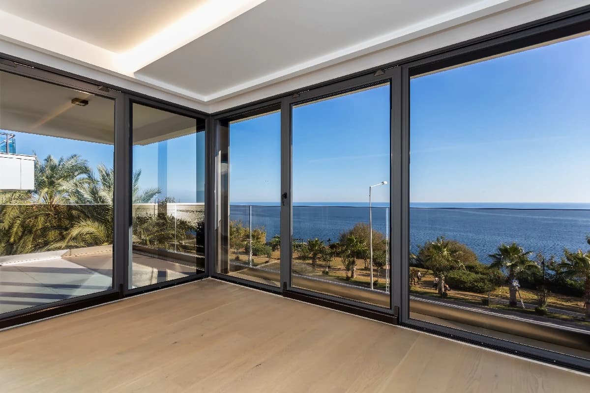 Espace intérieur lumineux avec menuiseries