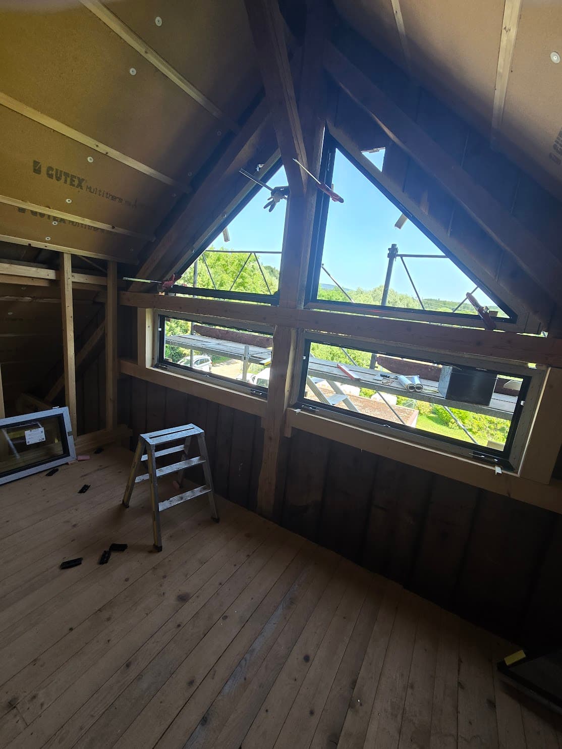 Installation de fenêtres en toiture dans des combles en rénovation