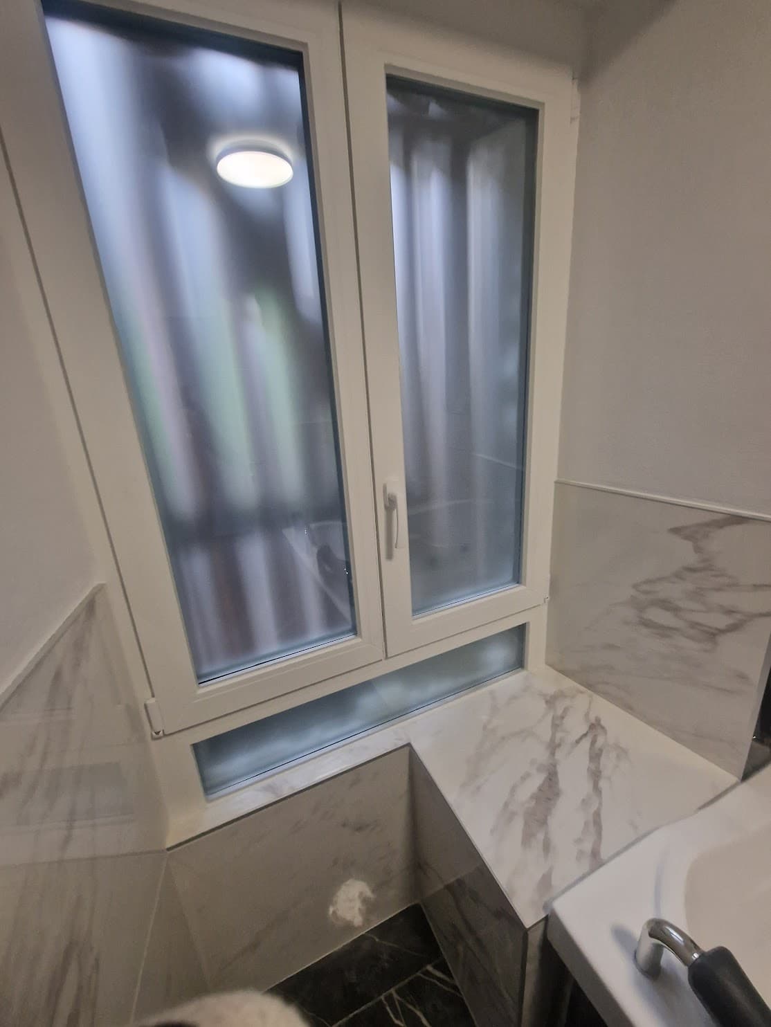 Fenêtres de salle de bain en verre dépoli installées par BO Fenster