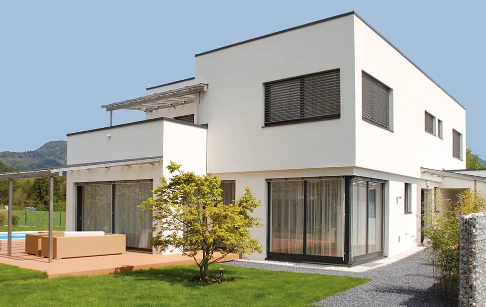 Fenêtres BO Fenster sur une façade suisse