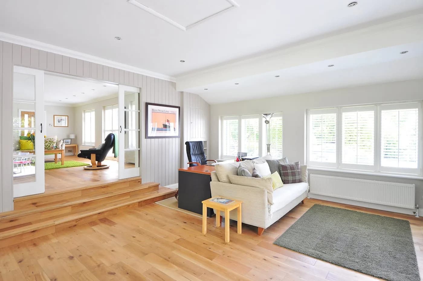 Intérieur lumineux avec menuiseries modernes