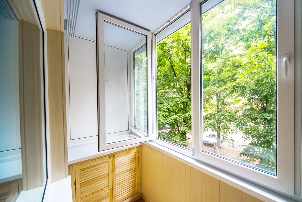 Tür und Fenster im abgestimmten Design