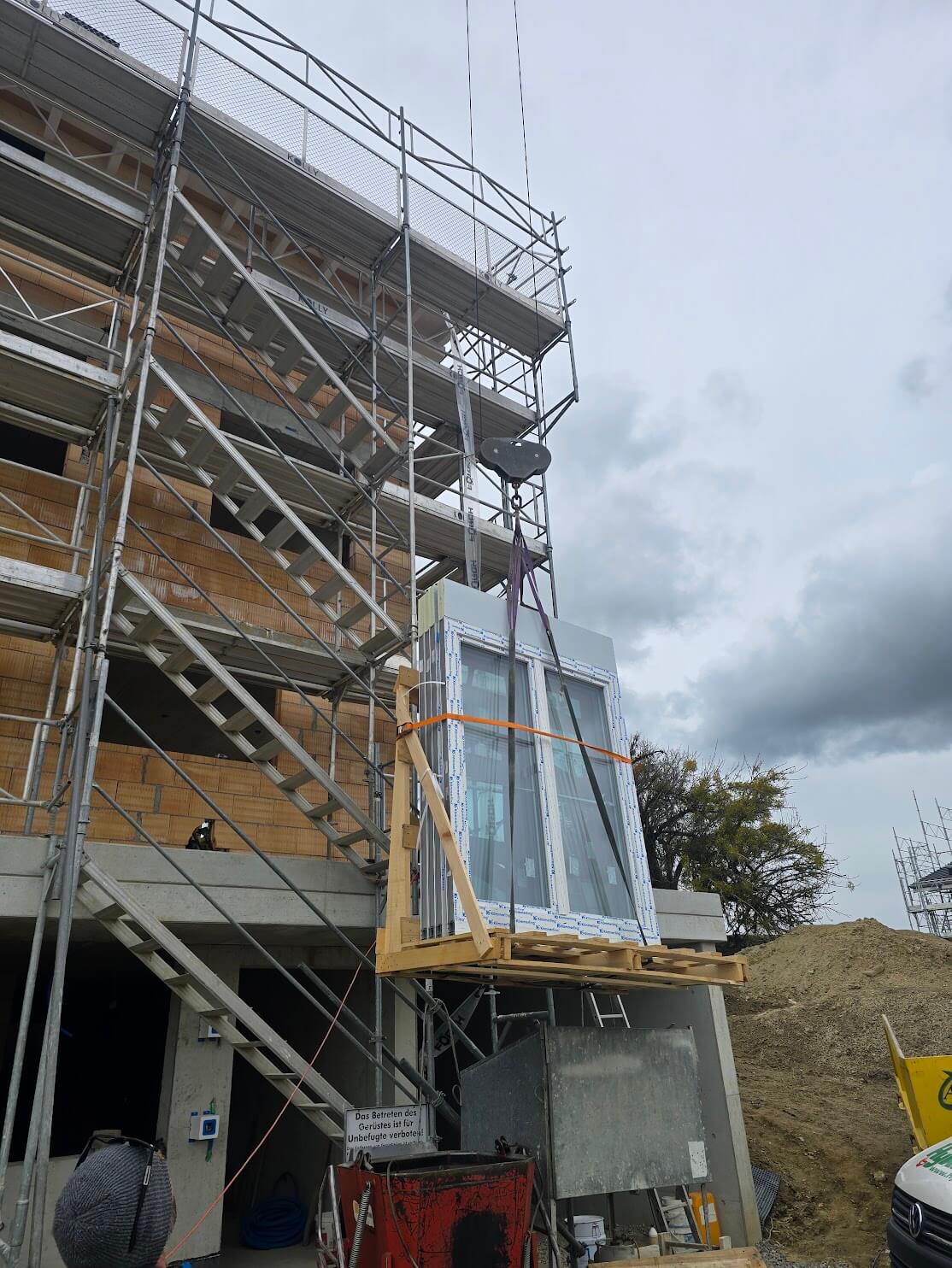 BO Fenster Fenster auf einer Neubau-Baustelle geliefert