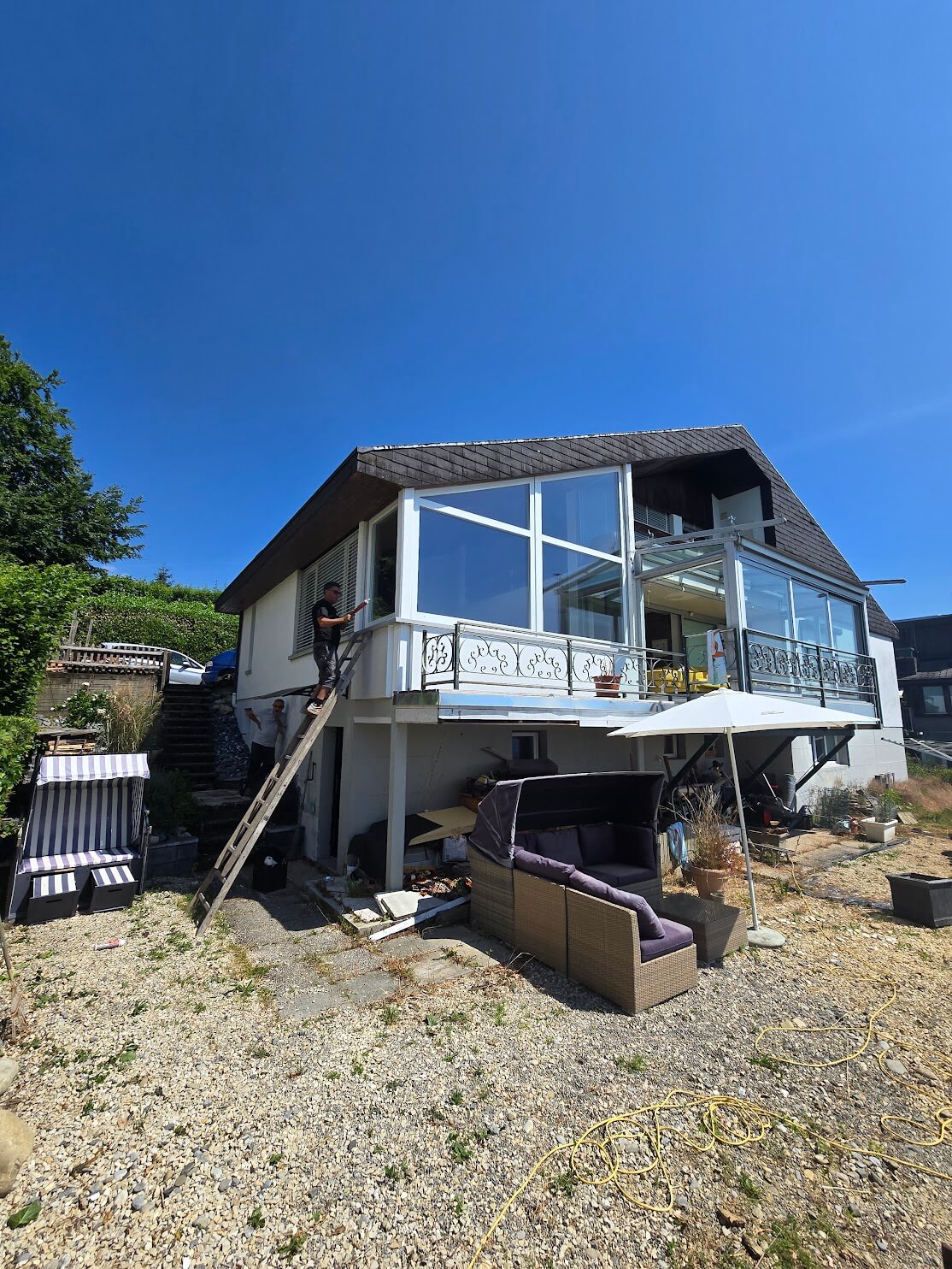 Verglaste Veranda und grosse Fenster von BO Fenster montiert