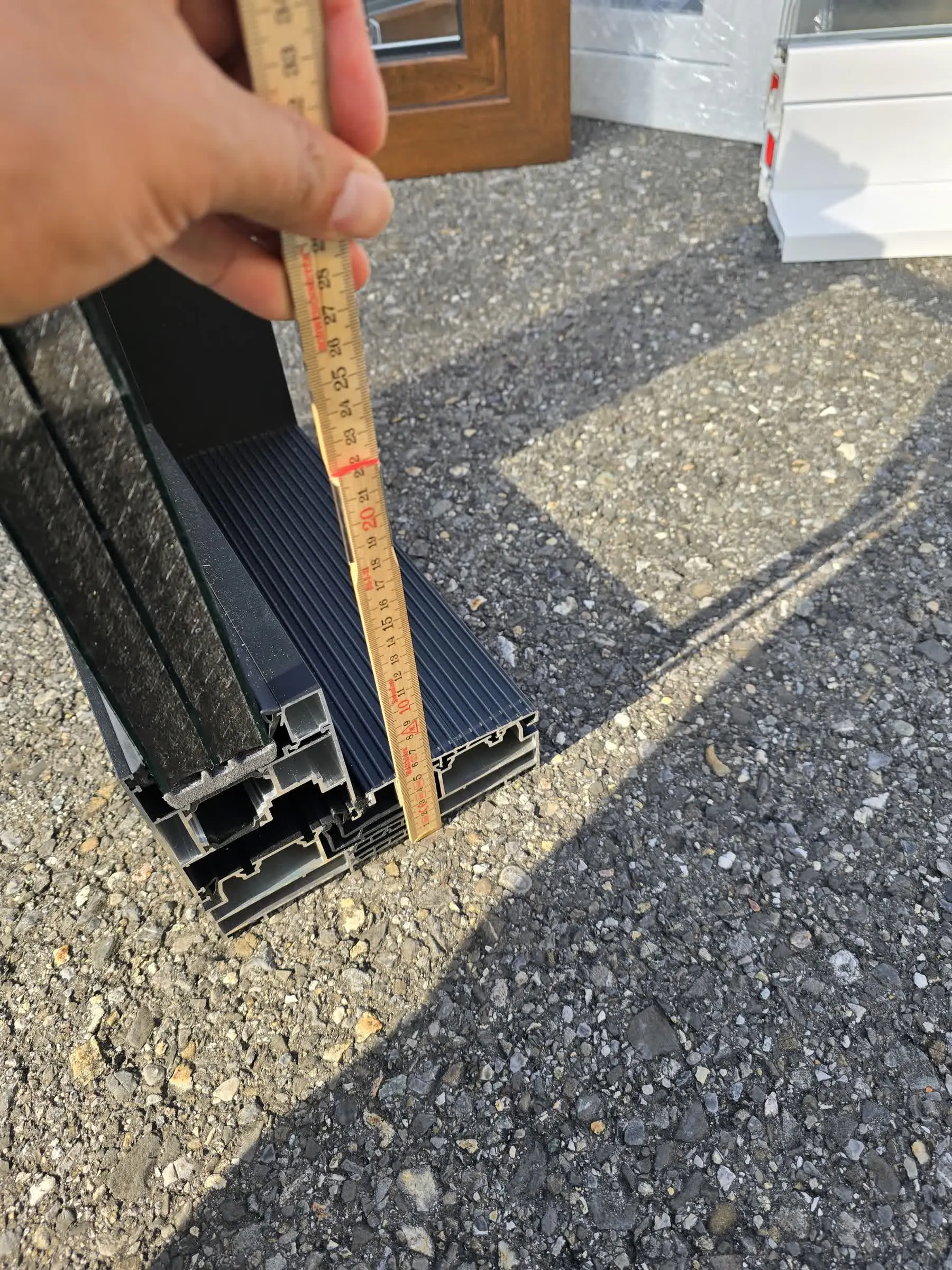 Technische Messung eines Aluminiumprofils