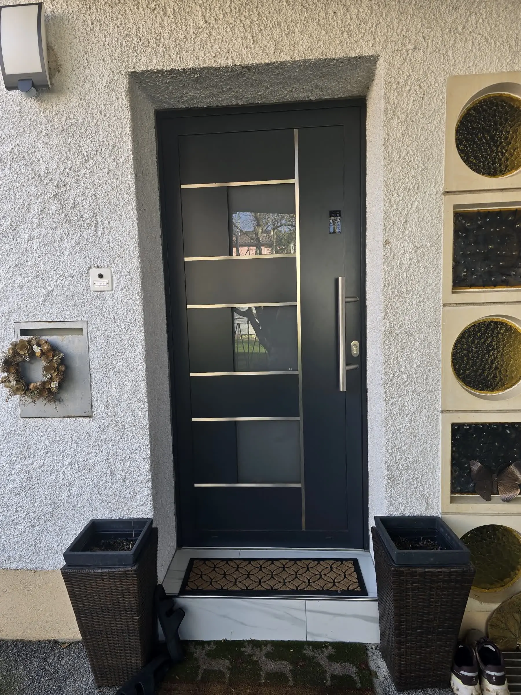 Schwarze Aluminium-Haustür von BO Fenster montiert